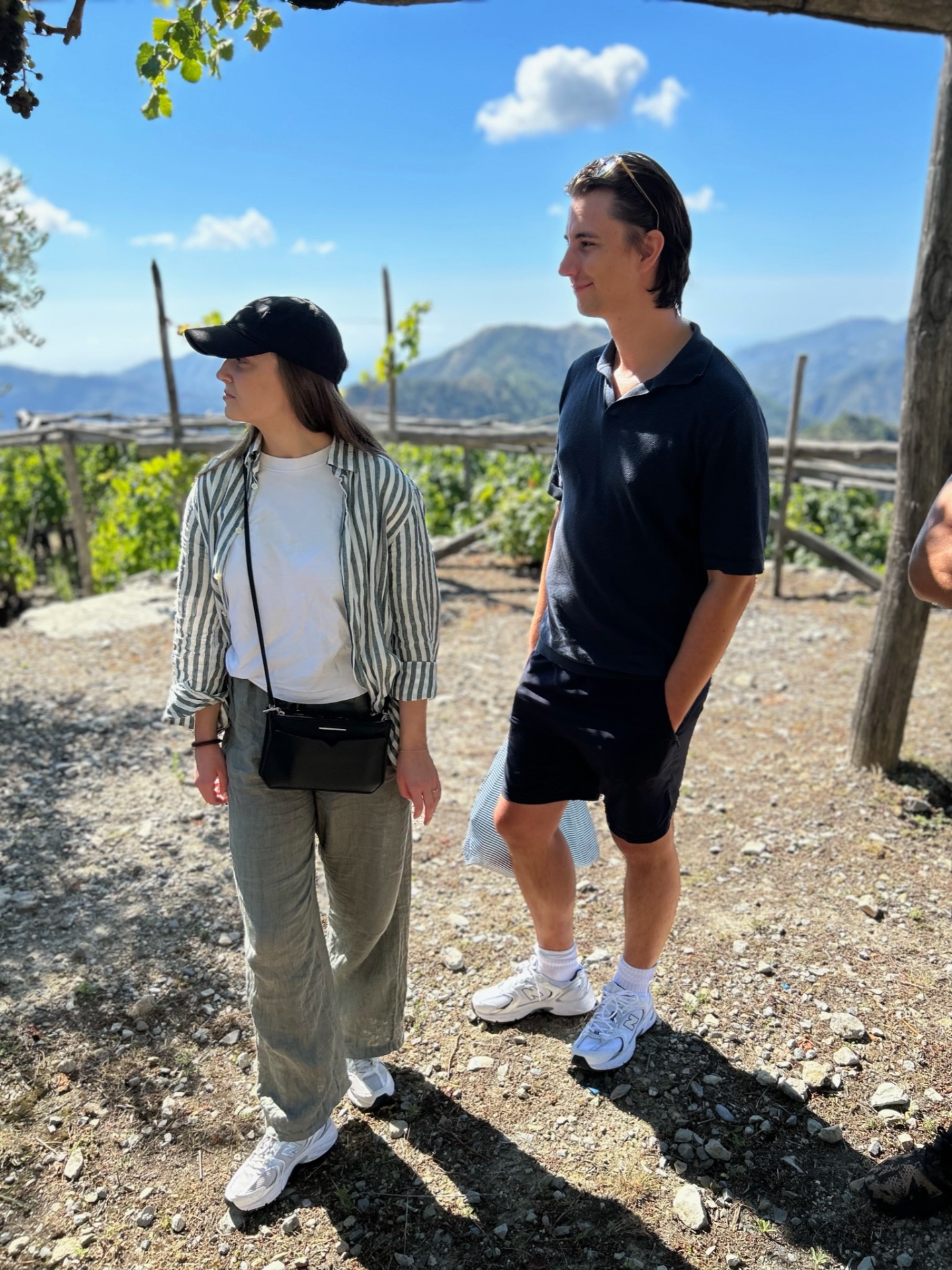 Agnes och David i en vingård en solig dag