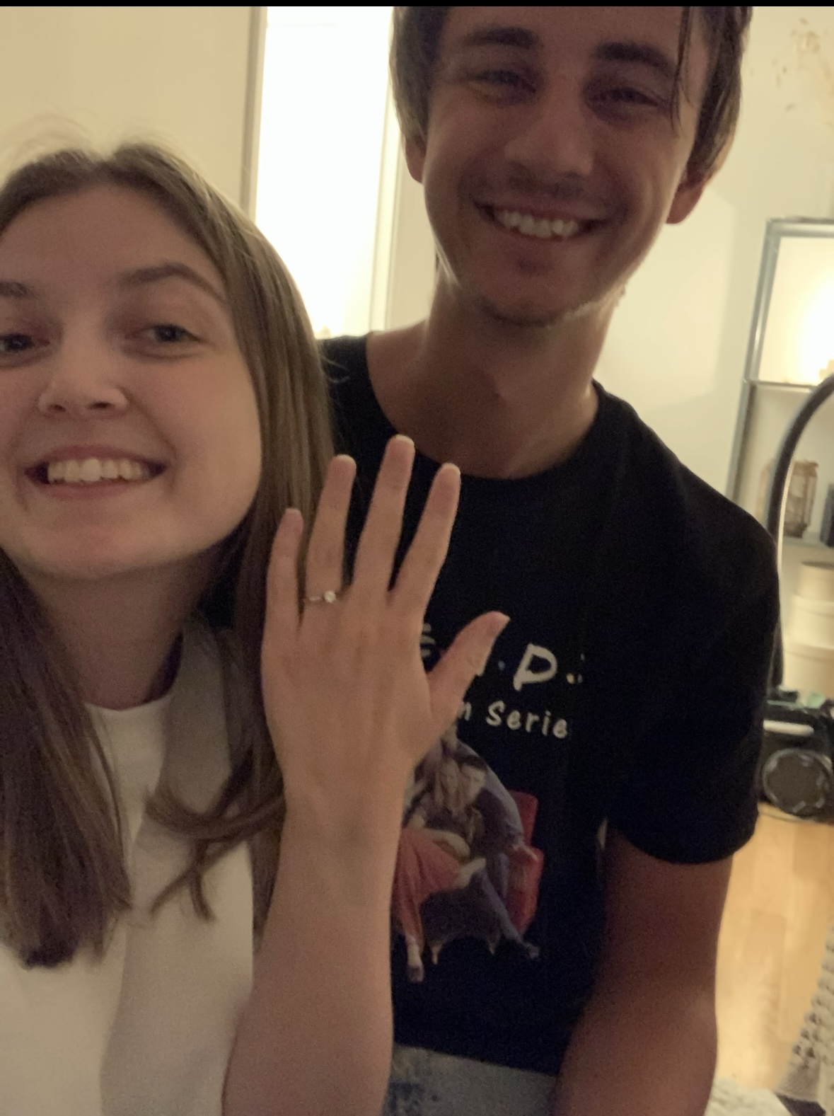 Agnes visar upp förlovningsringen tillsammans med David