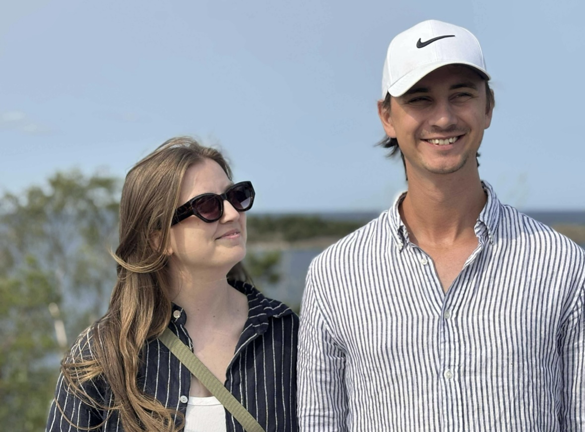 Agnes och David vid havet en sommardag