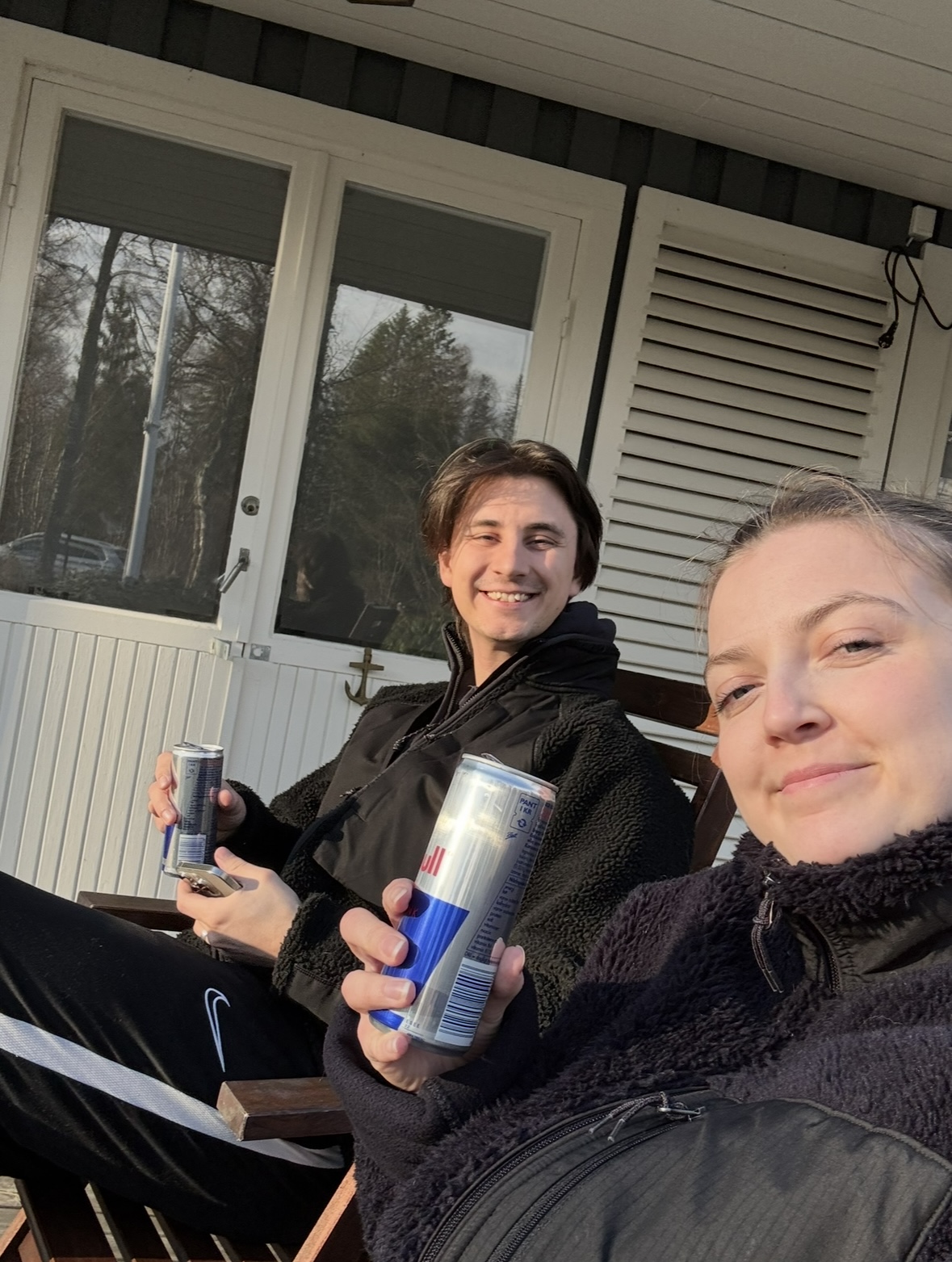 Agnes och David på altanen i vårsolen
