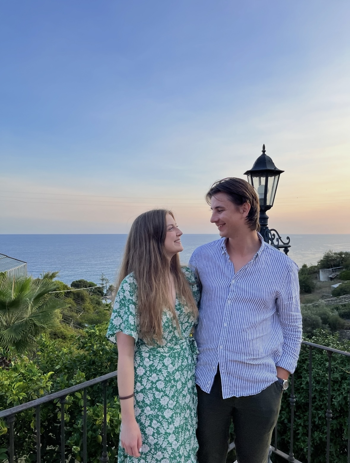 Agnes och David i solnedgången vid Medelhavet